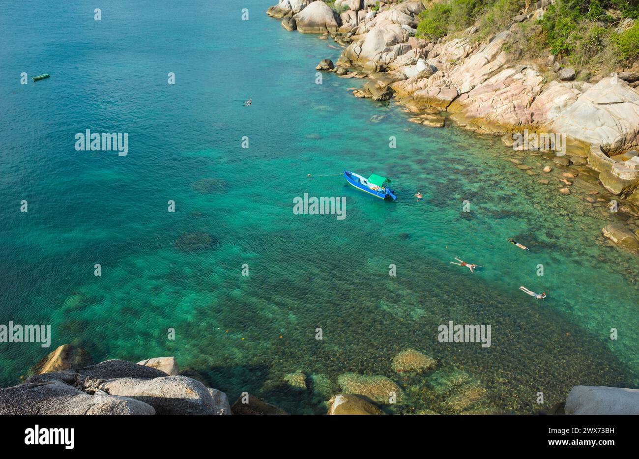 Vacanze estive sull'isola tropicale, snorkeling in acque turchesi e cristalline, isola di Koh Tao meta popolare per le vacanze di viaggio in Thailandia Foto Stock