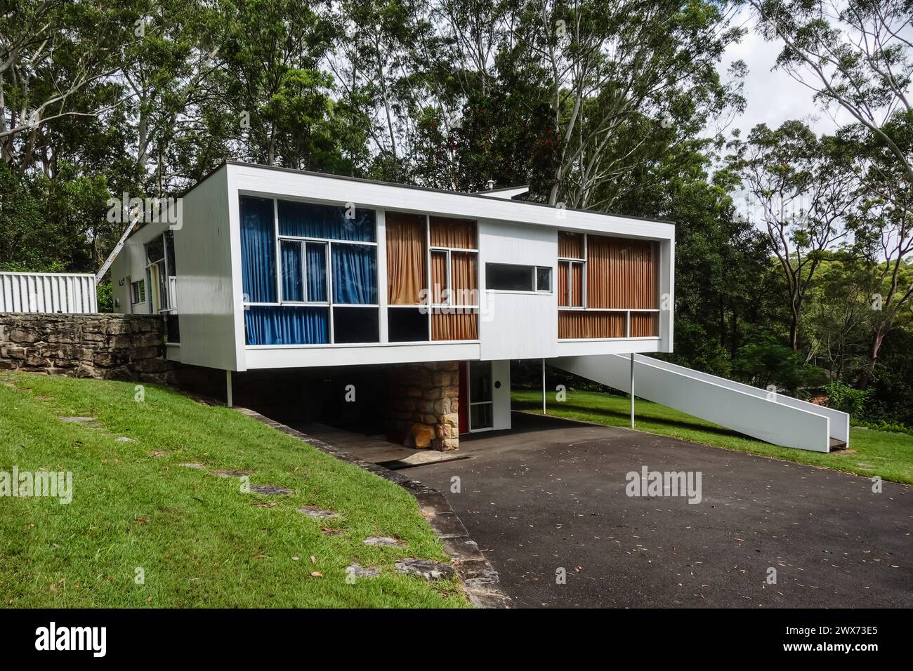 Rose Seidler House a Wahroonga è un esempio di architettura moderna della metà del XX secolo, patrimonio dell'umanità, e un museo che espone il design domestico. Foto Stock