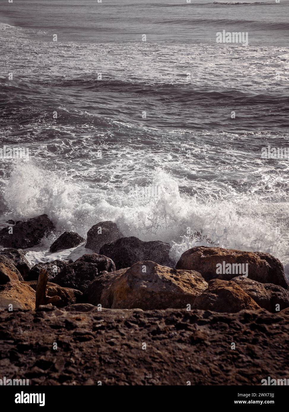 Un'onda che colpisce una costa rocciosa dell'Oceano Atlantico a Gala, in Portogallo Foto Stock