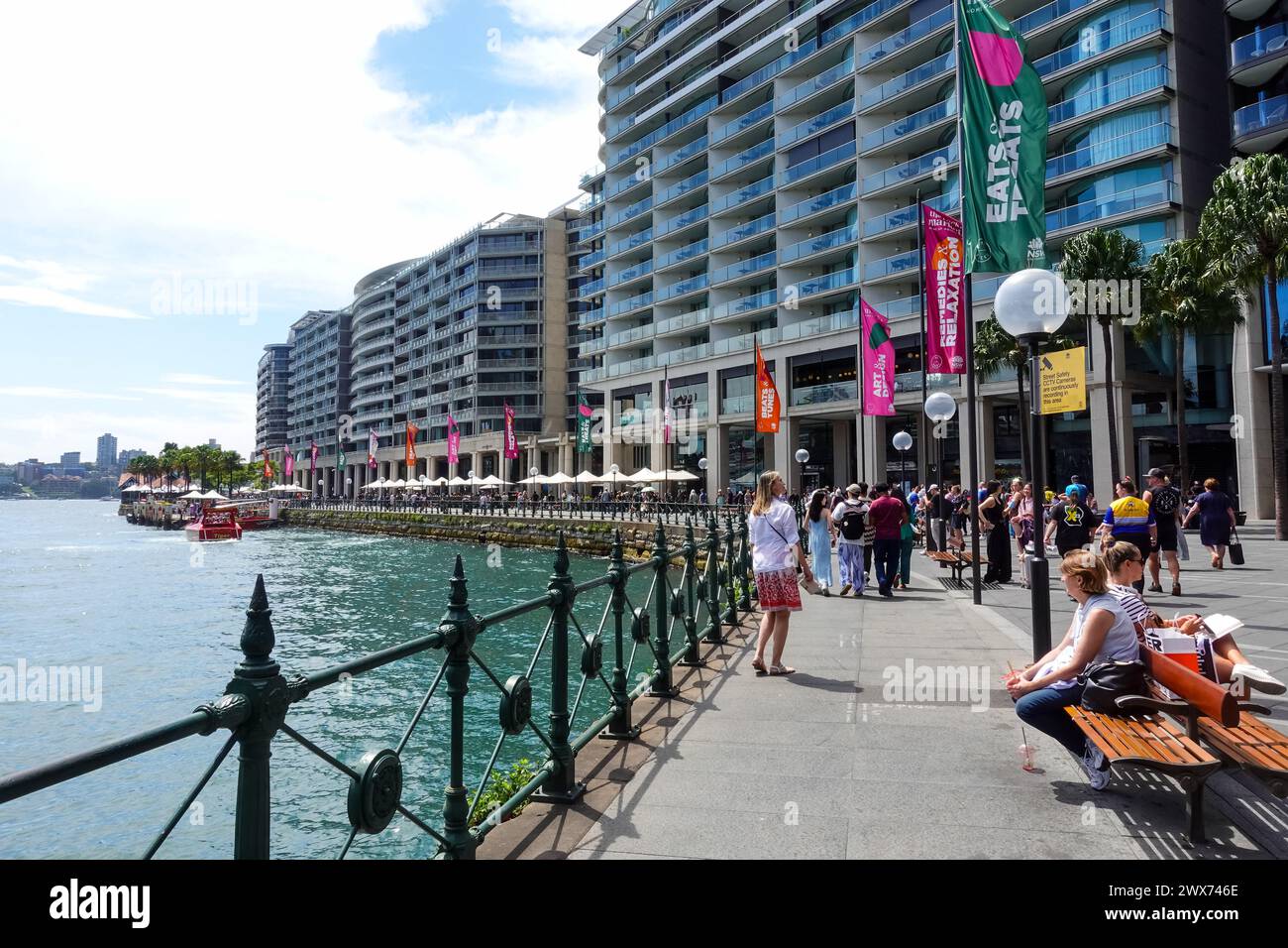 Persone che camminano intorno a Circular Quay, Sydney, Australia in una giornata di sole Foto Stock