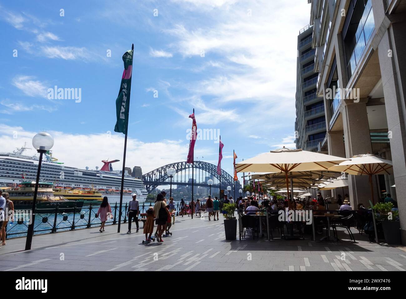 Persone che camminano intorno a Circular Quay, Sydney, Australia in una giornata di sole Foto Stock