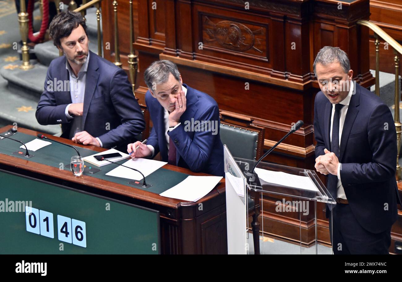 Bruxelles, Belgio. 28 marzo 2024. Wouter De Vriendt di Groen, il primo ministro Alexander De Croo e Egbert Lachaert di Open Vld, nella foto di giovedì 28 marzo 2024, durante una sessione plenaria della camera al Parlamento federale di Bruxelles. BELGA PHOTO ERIC LALMAND credito: Belga News Agency/Alamy Live News Foto Stock