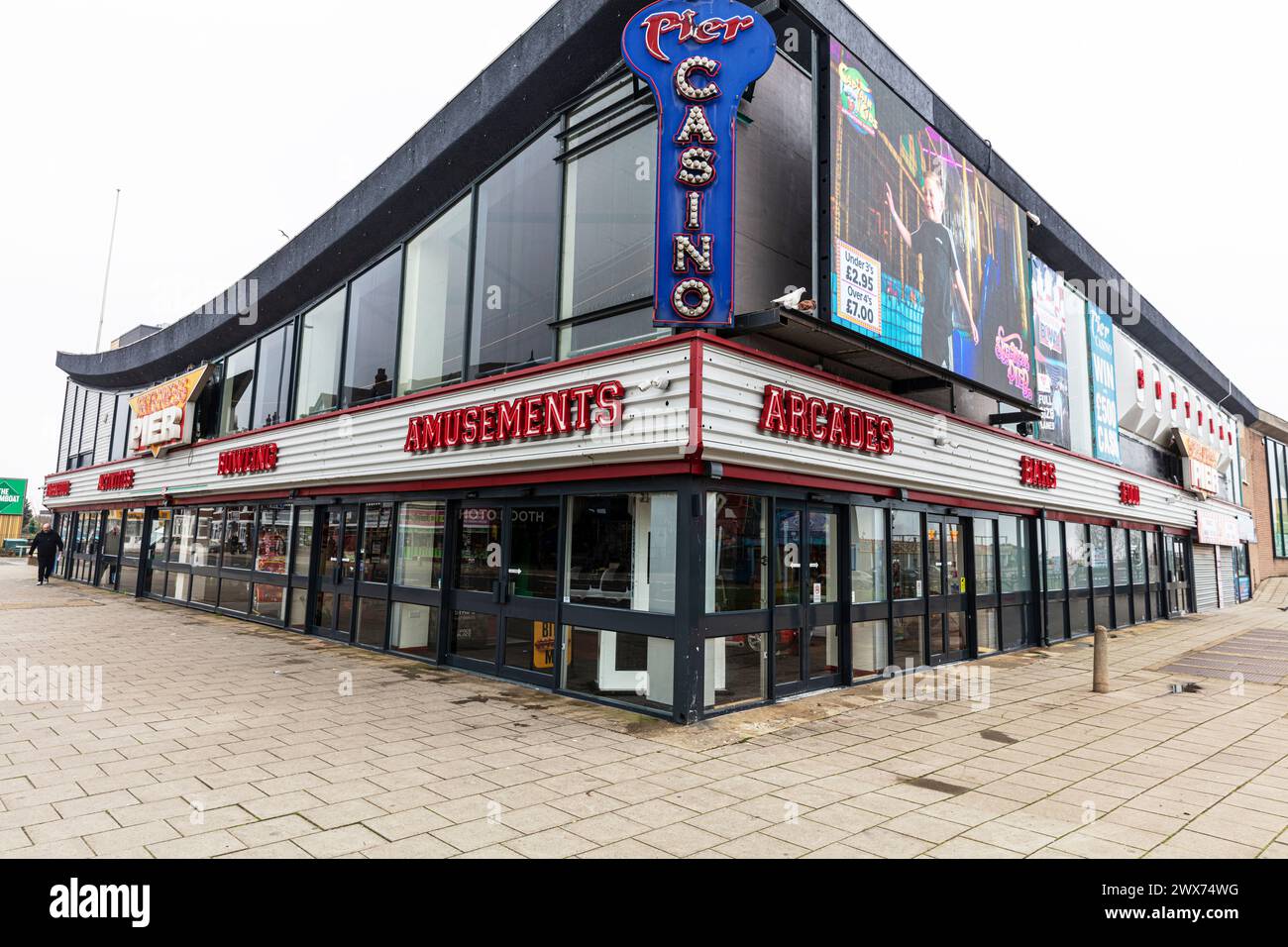 Skegness, Lincolnshire, Regno Unito, Inghilterra, Skegness entertainment, casinò Skegness, casinò Skegness Pier, casinò, divertimenti Skegness, cartelli, edificio, Foto Stock