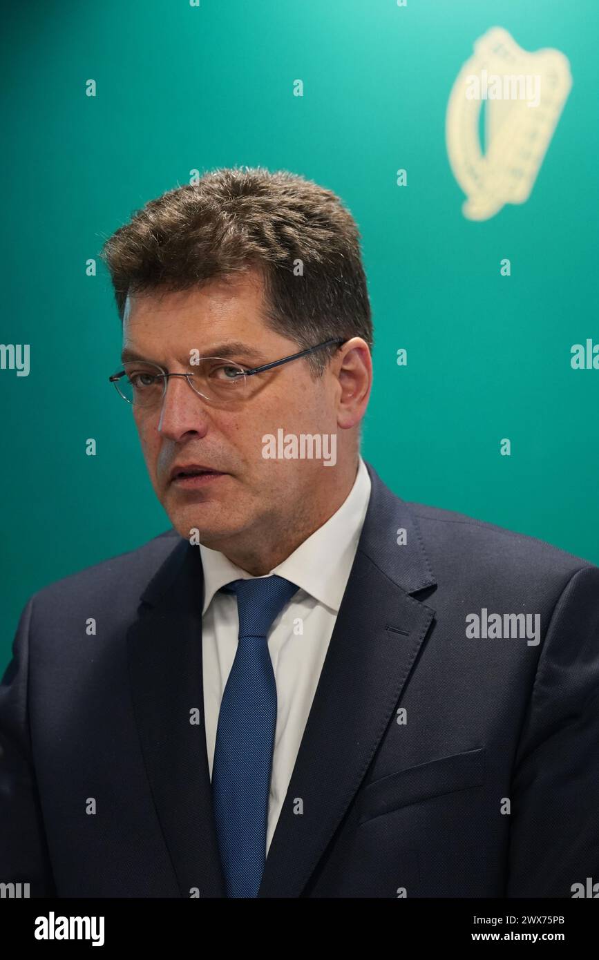 Janez Lenarcic, Commissario europeo per gli aiuti umanitari e la gestione delle crisi, parla ai media del Centro nazionale di coordinamento delle emergenze di Dublino dopo la pubblicazione dei risultati della valutazione nazionale dei rischi per l'Irlanda. Data foto: Giovedì 28 marzo 2024. Foto Stock