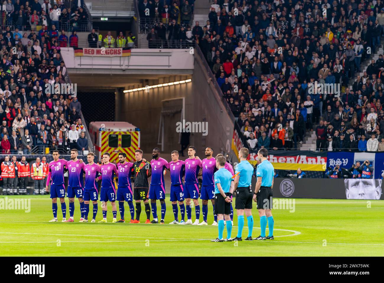 FRANCOFORTE SUL MENO, GERMANIA - MARZO 26: GERMANIA Marc-Andre ter Stegen, GERMANIA Antonio Rudiger, GERMANIA Jonathan Tah, GERMANIA Maximilian Mittelstadt, GERMANIA Joshua Kimmich, GERMANIA Kai Havertz, GERMANIA Toni Kroos, GERMANIA Jamal Musiala, GERMANIA, GERMANIA Florian Wirtz, GERMANIA, Ilkay Gundogan di Germania e Robert Andrich di Germania durante un minuto di silenzio in memoria di Andreas Brehme e Franz Beckenbauer durante l'amichevole internazionale tra Germania e Paesi Bassi al Deutsche Bank Park il 26 marzo 2024 a Francoforte sul meno, Germania. (Foto di Joris Verwijst/Orange Pictu Foto Stock