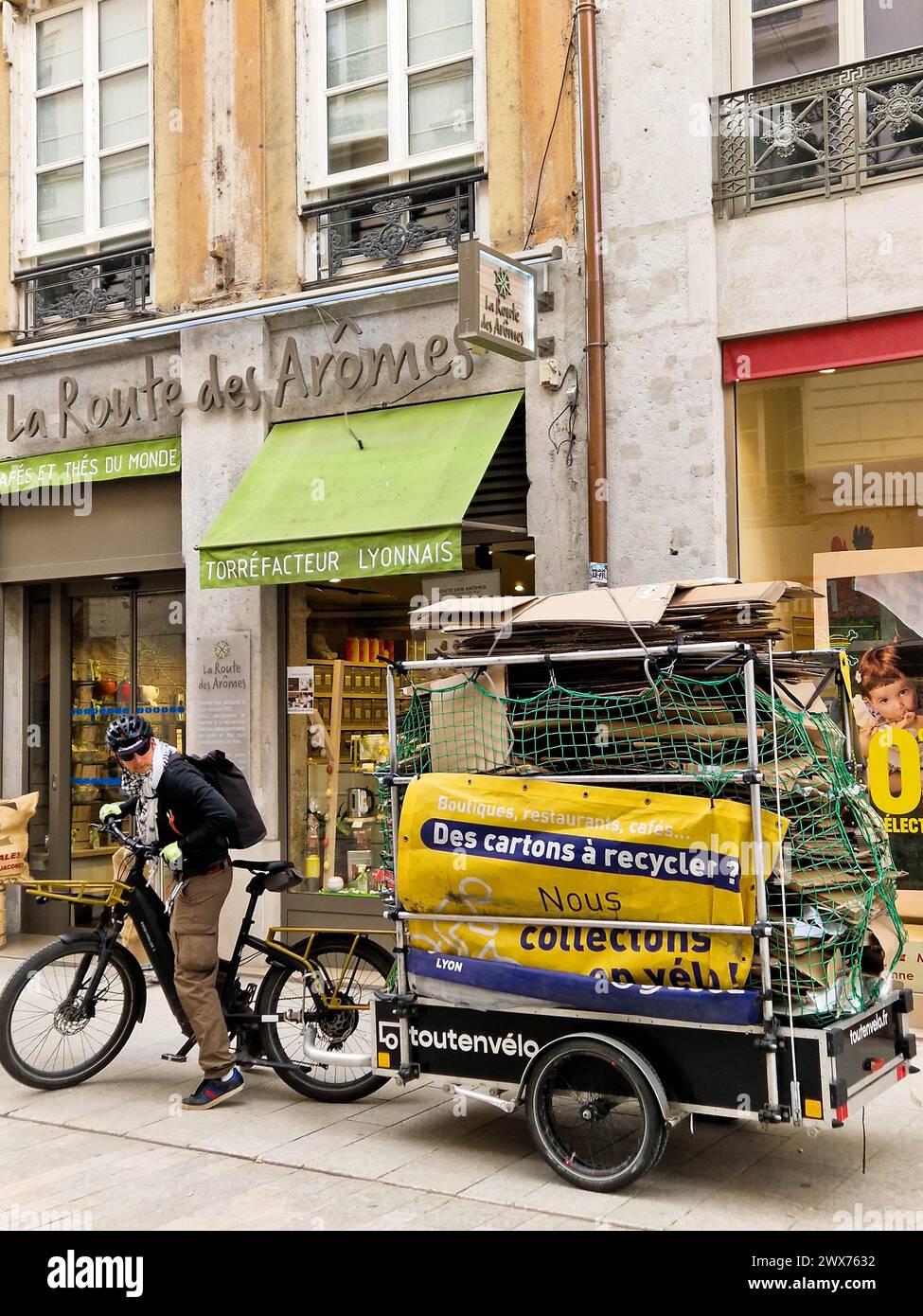 Bicicletta con rimorchio pieno di scatole di cartone da riciclare, mezzo di trasporto morbido, Lione, Francia Foto Stock