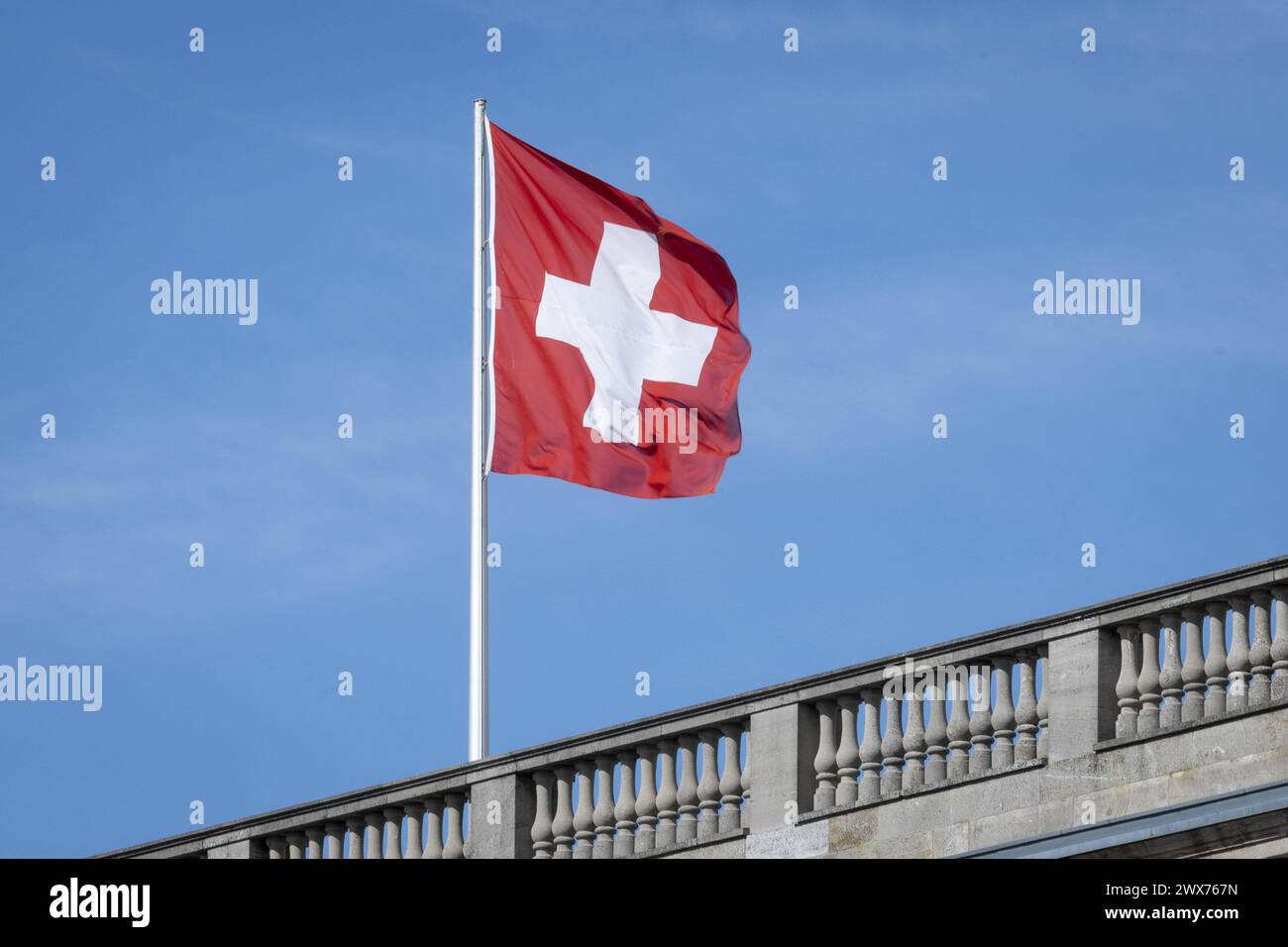 Die Schweizer Flagge weht vor blauem Himmel auf dem Dach der Schweizerischen Botschaft a Berlino, 28.03.2024. Berlin Deutschland *** la bandiera svizzera vola contro un cielo blu sul tetto dell'ambasciata svizzera a Berlino, 28 03 2024 Berlino Germania Copyright: xLorenzxHuterxphotothek.dex Foto Stock