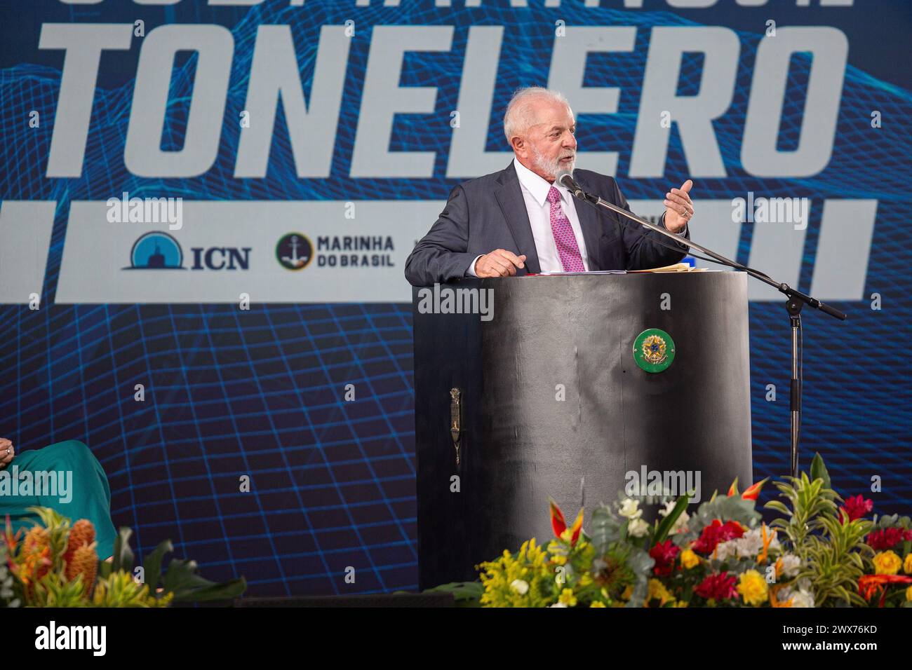 Brasile, Brasile. 27 marzo 2024. Il presidente brasiliano Luiz Inacio Lula da Silva tiene un discorso durante la cerimonia di lancio del sottomarino "Tonelero", il terzo che il Brasile ha costruito attraverso una partnership con la Francia nell'ambito del programma di sviluppo sottomarino (ProSub), presso il complesso navale di Itaguai, nello stato di Rio de Janeiro, Brasile, il 27 marzo 2024. Crediti: Claudia Martini/Xinhua/Alamy Live News Foto Stock