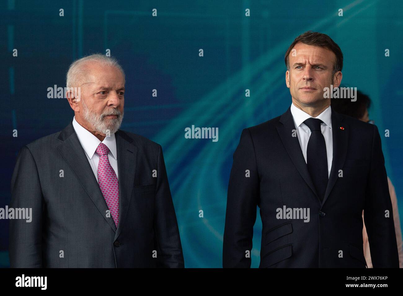 Brasile, Brasile. 27 marzo 2024. Il presidente brasiliano Luiz Inacio Lula da Silva (L) e il presidente francese Emmanuel Macron partecipano alla cerimonia di lancio del sottomarino "Tonelero", il terzo che il Brasile ha costruito attraverso un partenariato con la Francia nell'ambito del programma di sviluppo sottomarino (ProSub), presso il complesso navale di Itaguai, nello stato di Rio de Janeiro, Brasile, il 27 marzo 2024. Crediti: Claudia Martini/Xinhua/Alamy Live News Foto Stock