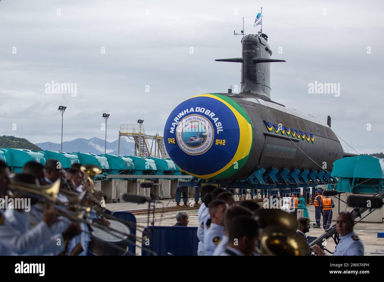 Brasile, Brasile. 27 marzo 2024. Il sottomarino Tonelero, il terzo che il Brasile ha costruito attraverso una partnership con la Francia nell'ambito del programma di sviluppo sottomarino (ProSub), si trova presso il complesso navale di Itaguai, nello stato di Rio de Janeiro, Brasile, il 27 marzo 2024. Crediti: Claudia Martini/Xinhua/Alamy Live News Foto Stock