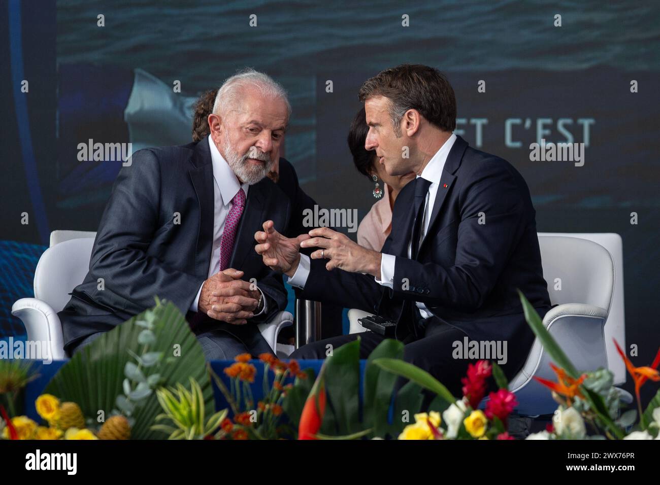 Brasile, Brasile. 27 marzo 2024. Il presidente brasiliano Luiz Inacio Lula da Silva (L) dialoga con il presidente francese Emmanuel Macron durante la cerimonia di lancio del sottomarino "Tonelero", il terzo che il Brasile ha costruito attraverso un partenariato con la Francia nell'ambito del programma di sviluppo sottomarino (ProSub), presso il complesso navale di Itaguai, nello stato di Rio de Janeiro, Brasile, il 27 marzo 2024. Crediti: Claudia Martini/Xinhua/Alamy Live News Foto Stock