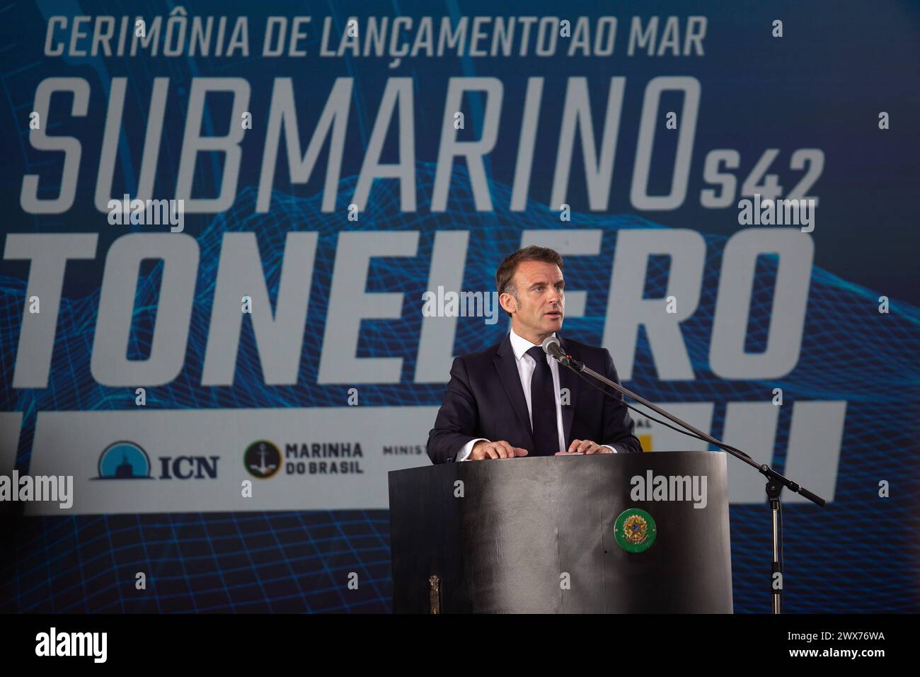 Brasile, Brasile. 27 marzo 2024. Il presidente francese Emmanuel Macron tiene un discorso durante la cerimonia di lancio del sottomarino Tonelero, il terzo che il Brasile ha costruito attraverso una partnership con la Francia nell'ambito del programma di sviluppo sottomarino (ProSub), presso il complesso navale di Itaguai, nello stato di Rio de Janeiro, Brasile, il 27 marzo 2024. Crediti: Claudia Martini/Xinhua/Alamy Live News Foto Stock