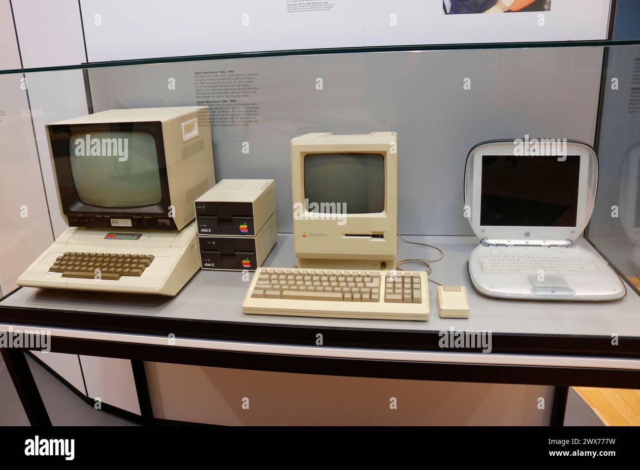 alte Apple-Rechner: Apple II (2), Macintosh, laptop , Francoforte sul meno (nur fuer redaktionelle Verwendung. Keine Werbung. Banca di riferimento: http:// Foto Stock