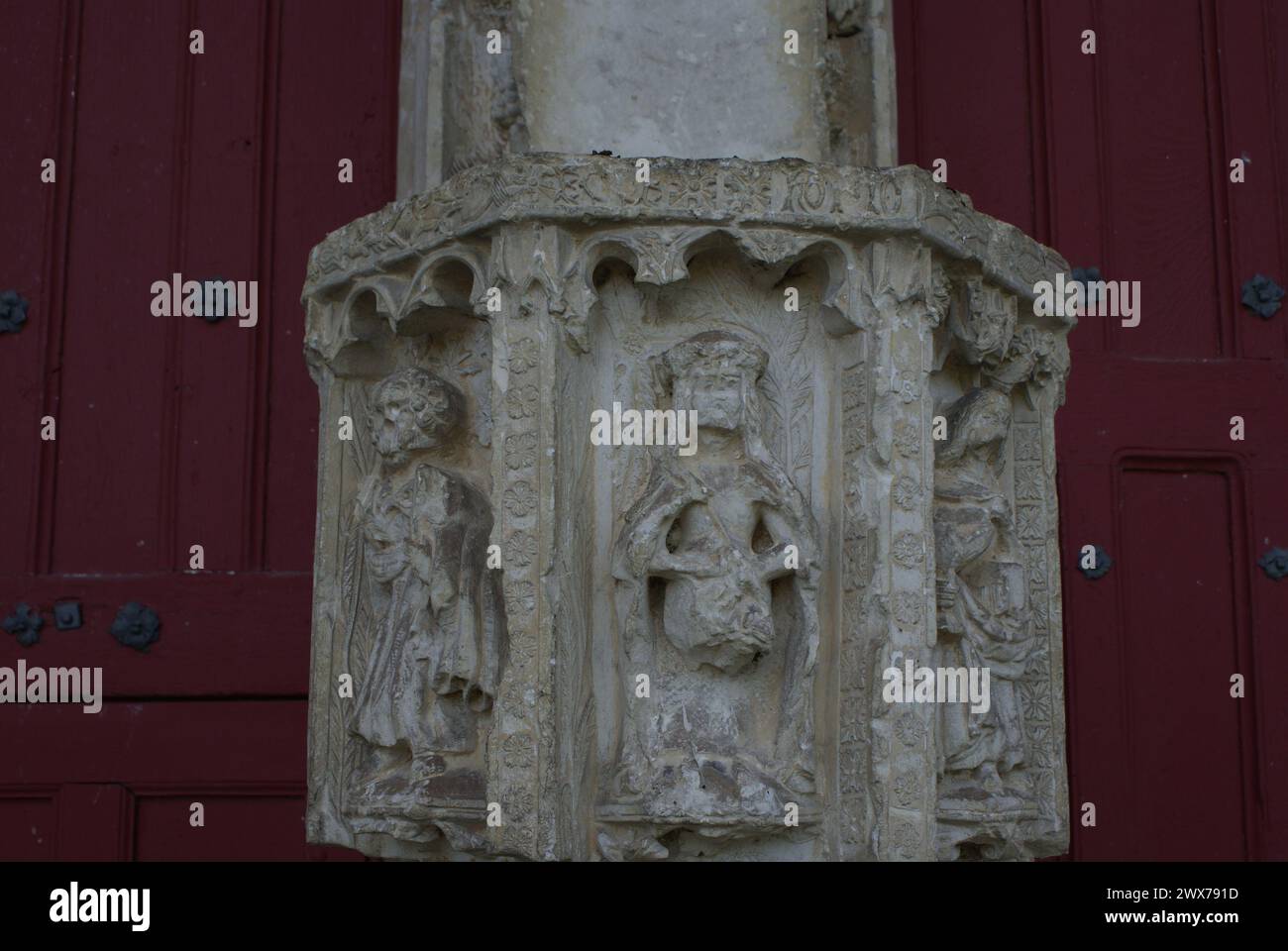L’église Saint-Pierre-aux-liens a été édifiée au début du XVIe s. avec des matériaux locaux, soubassement en maconnerie de silex avec mortier de chaux Foto Stock