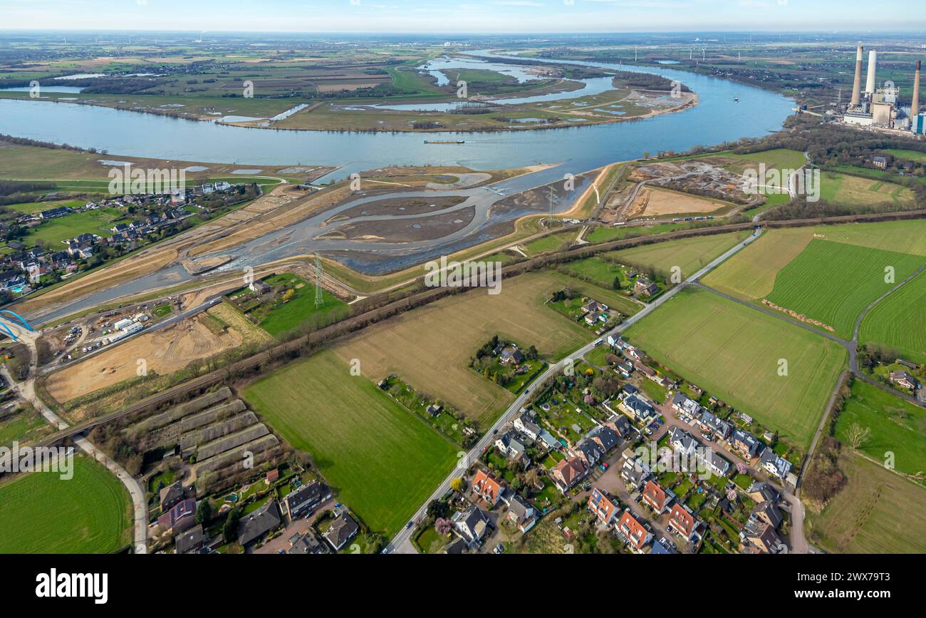 Luftbild, Neue Emschermündung in den Fluss Rhein, blaue Brücke Hagelstraße, Eppinghoven, Dinslaken, Nordrhein-Westfalen, Deutschland ACHTUNGxMINDESTHONORARx60xEURO *** Vista aerea, nuovo estuario Emscher nel fiume Reno, ponte blu Hagelstraße, Eppinghoven, Dinslaken, Renania settentrionale-Vestfalia, Germania ATTENTIONxMINDESTHONORARx60xEURO Foto Stock