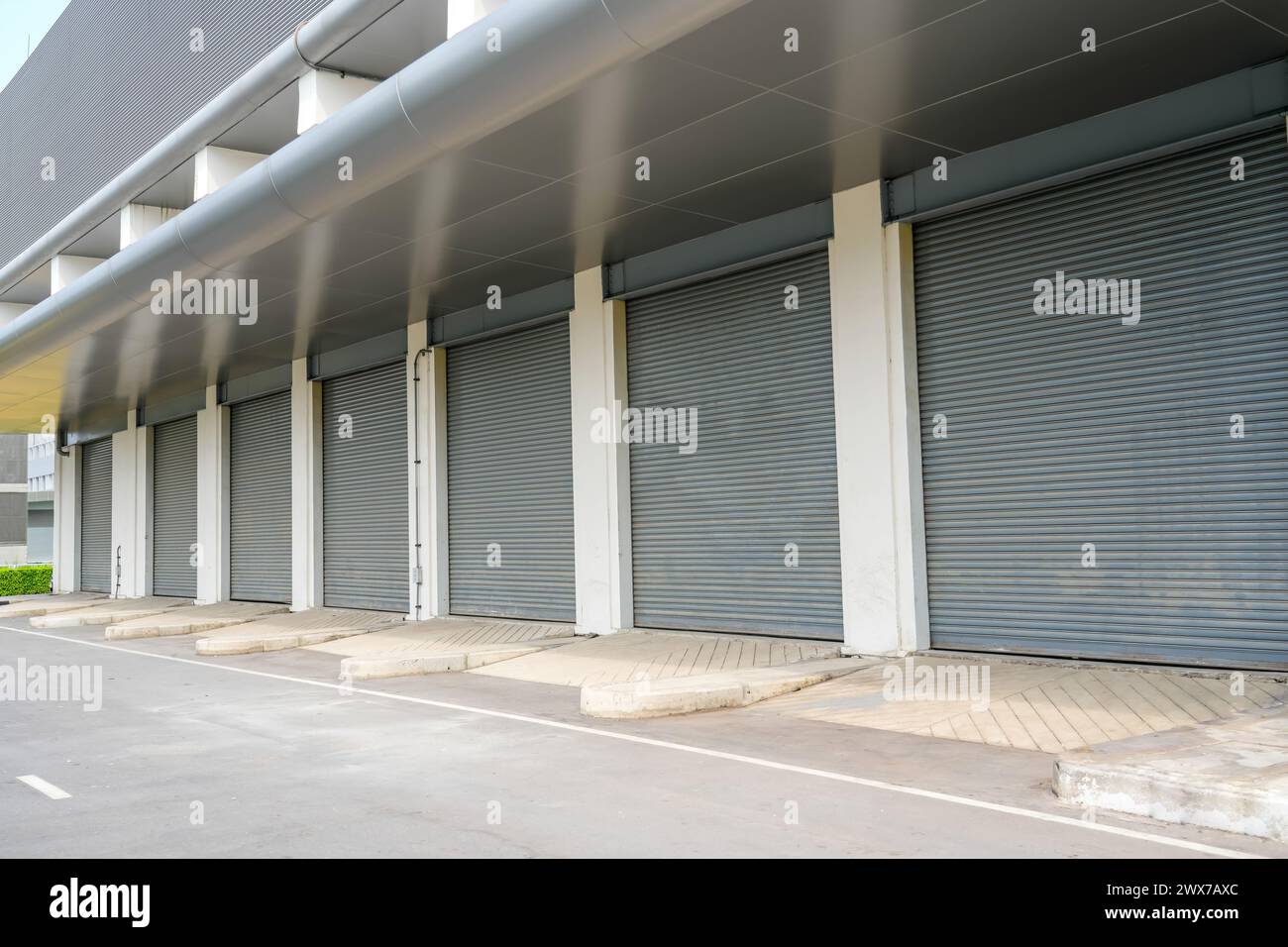 Porte metalliche in acciaio, porta a serranda in un magazzino. Foto Stock
