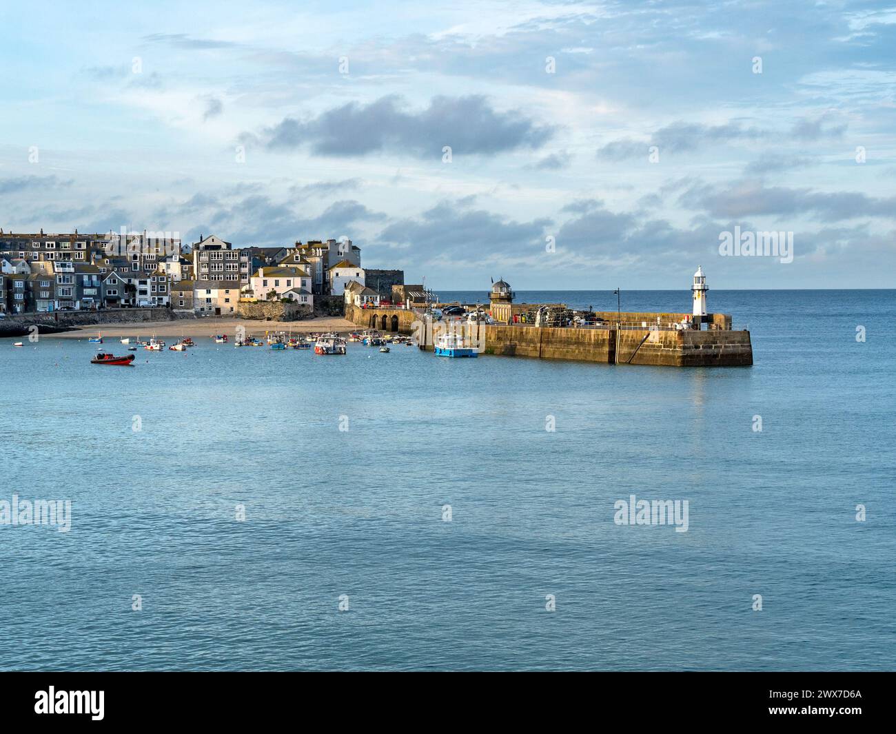 Molo di Smeatons, faro e St Ives Harbour con l'alta marea, Cornovaglia, Inghilterra, Regno Unito Foto Stock