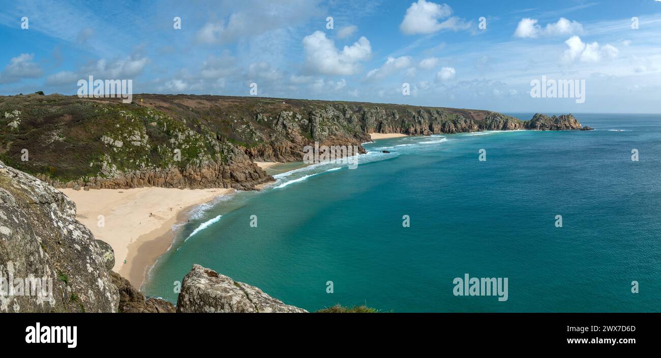 Costa della Cornovaglia meridionale dalle spiagge di Porth Curno (a sinistra), Percella e Pedn Vounder fino al promontorio di Logan Rock (a destra), Porthcurno, Cornovaglia, Inghilterra, Regno Unito Foto Stock