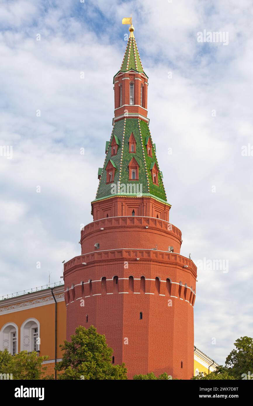 La Torre dell'Arsenale d'angolo (anche grande Arsenale, Sobakina) è la torre più settentrionale e massiccia del Cremlino di Mosca. Costruito nel 1492 dagli archi italiani Foto Stock