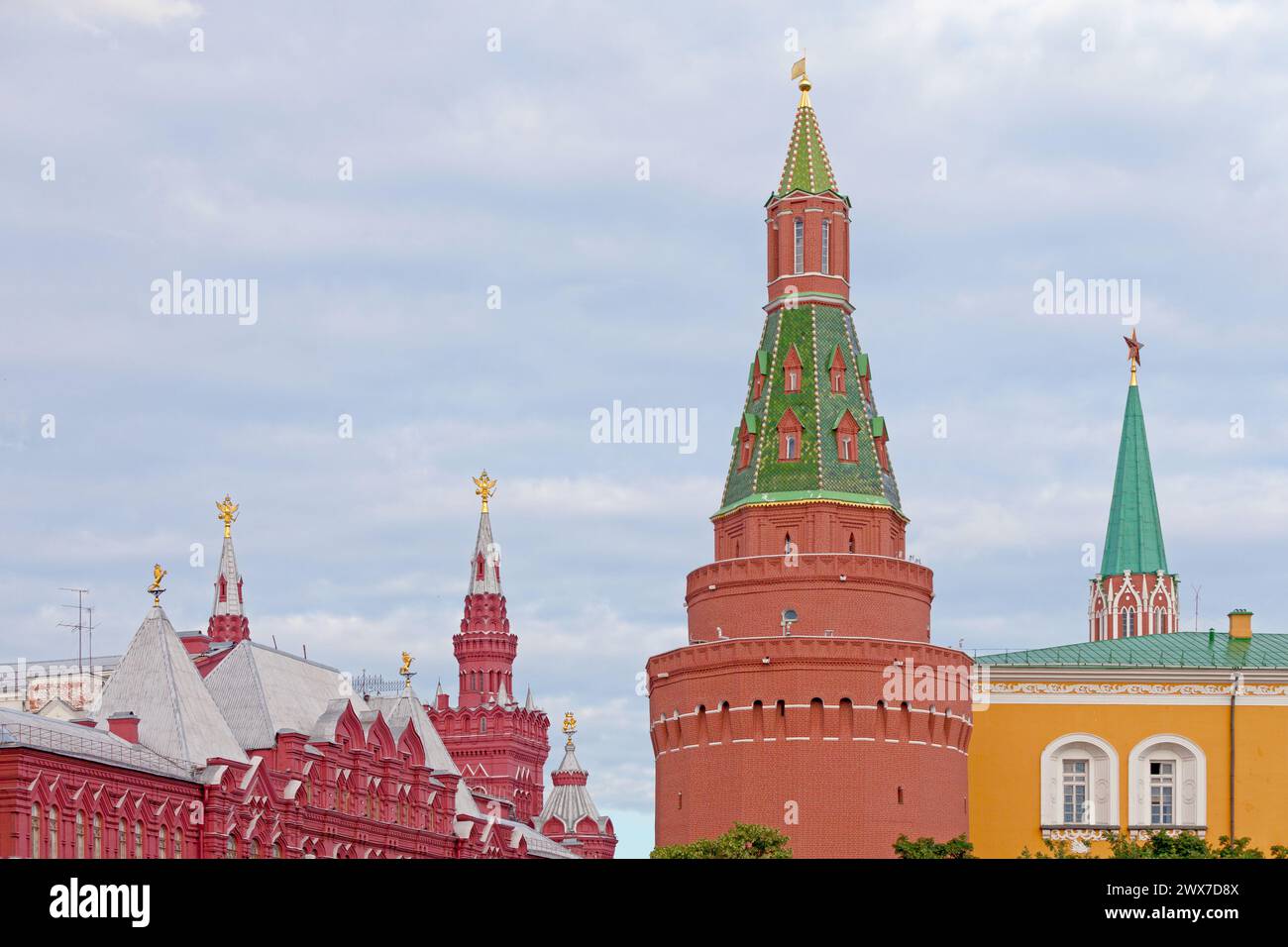 La Torre dell'Arsenale d'angolo (anche grande Arsenale, Sobakina) è la torre più settentrionale e massiccia del Cremlino di Mosca. Costruito nel 1492 dagli archi italiani Foto Stock