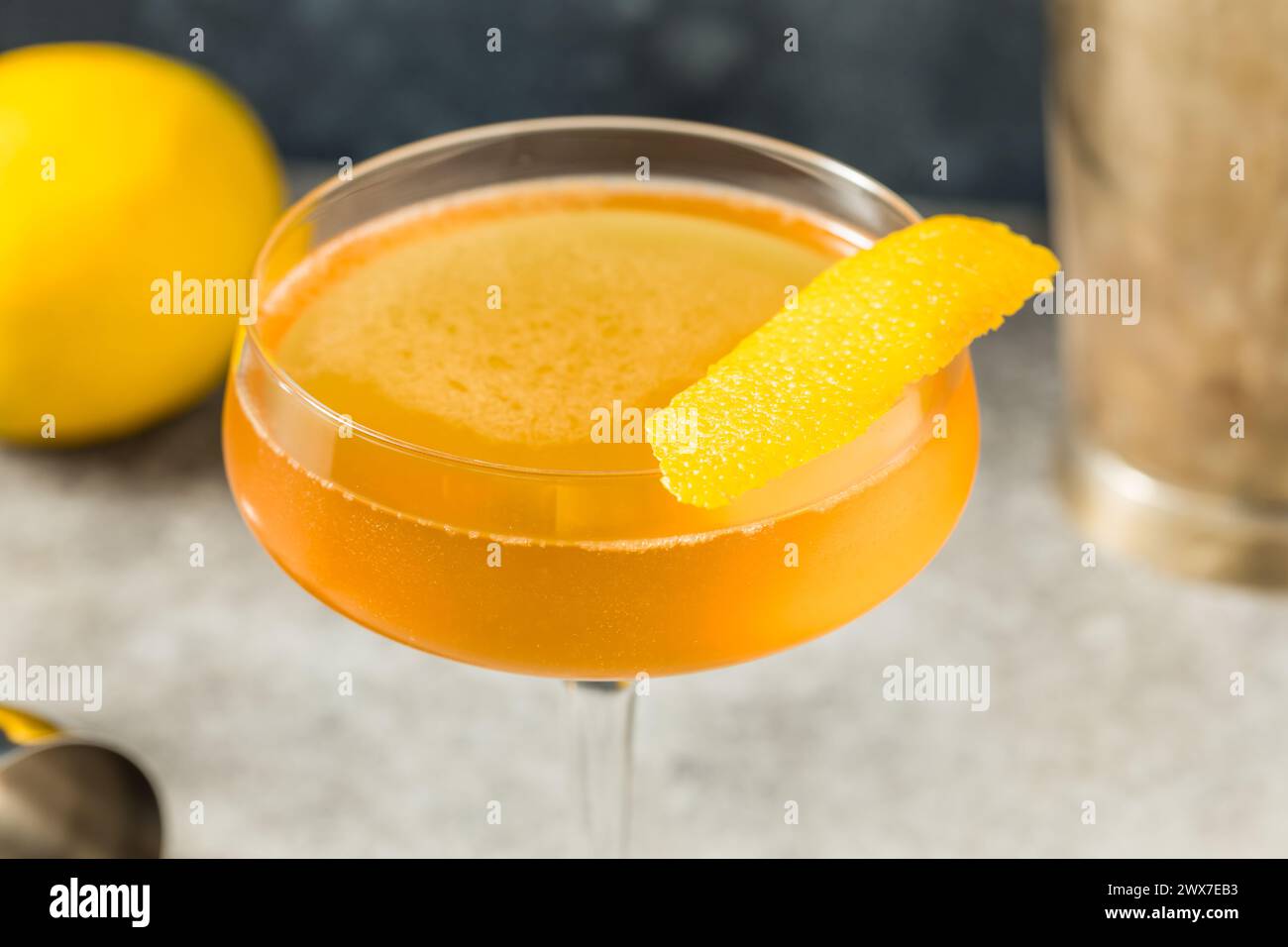 Cocktail boozy Cold Lemon Leap Year con gin Foto Stock