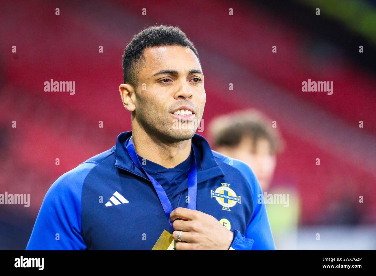 JOSH MAGENNIS, calciatore professionista, che gioca per la Nazionale dell'Irlanda del Nord. Immagine acquisita durante una sessione di formazione e riscaldamento. Foto Stock