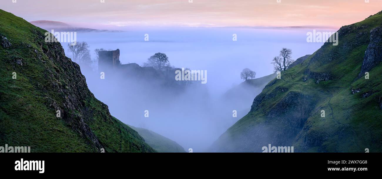 Una mattinata nebbiosa a Cave Dale vicino a Castleton nel Peak District. Foto Stock