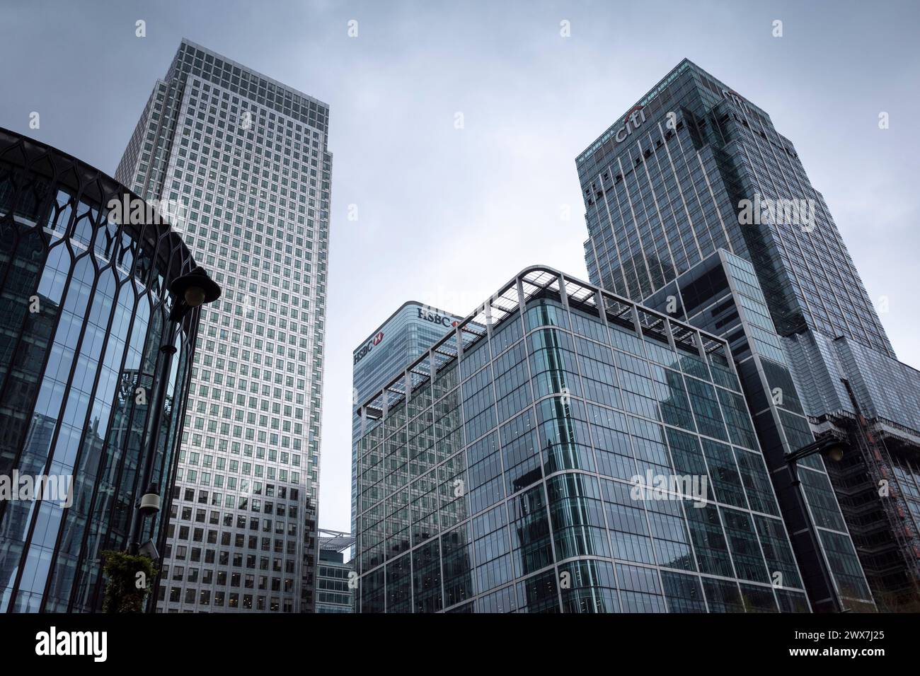 Londra, Regno Unito. 28 marzo 2024. L) One Canada Square e l'ufficio di HSBC e Citi sono visti tra i grattacieli di Canary Wharf, un importante centro finanziario della capitale. L'Ufficio per le statistiche nazionali (ONS) ha riferito che il prodotto interno lordo è diminuito del 0,1% nel terzo trimestre e del 0,3% nel quarto periodo di recessione. La Gran Bretagna rimane uno dei paesi più lenti a riprendersi dagli effetti della pandemia di COVID-19. Crediti: Stephen Chung / Alamy Live News Foto Stock