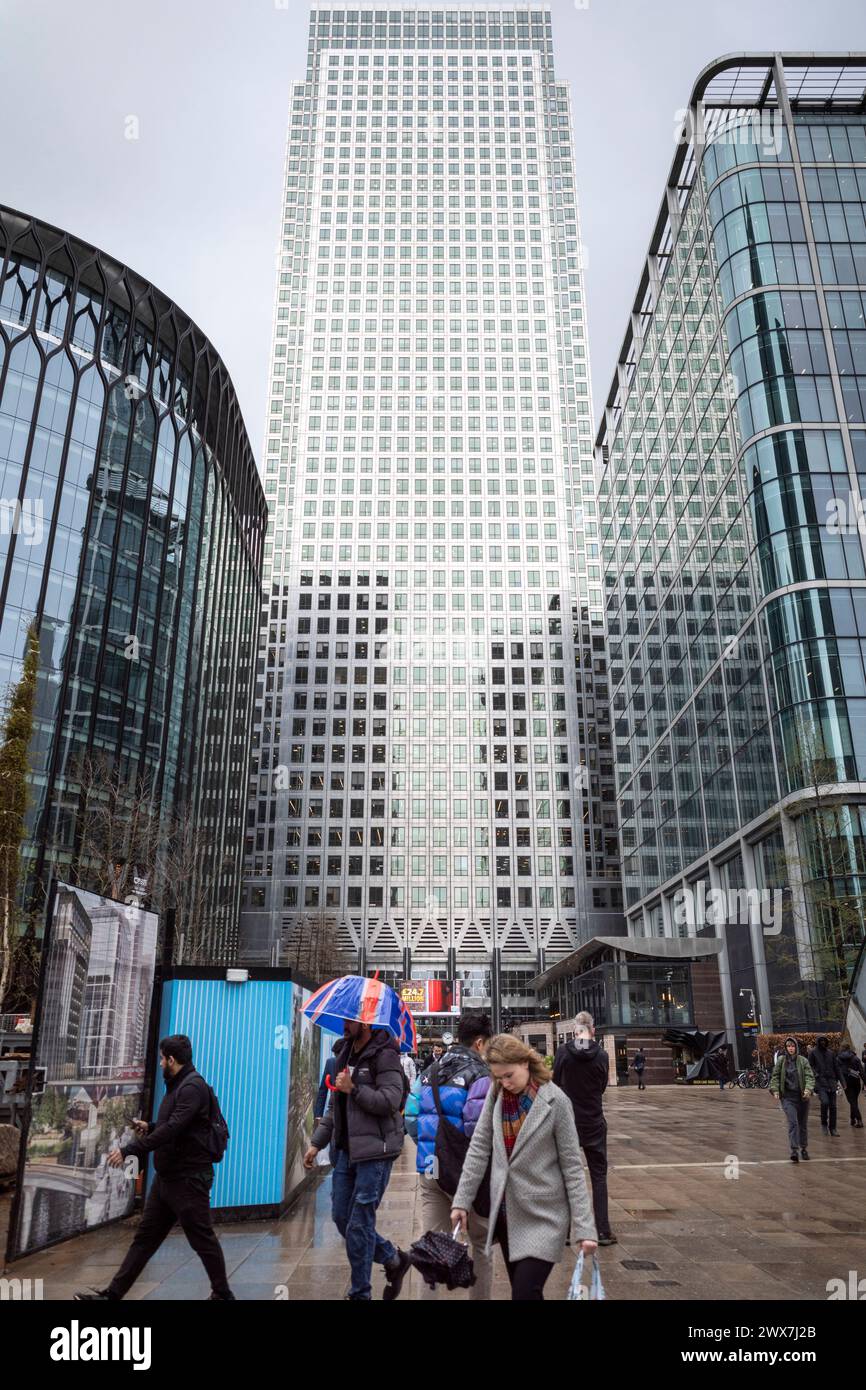 Londra, Regno Unito. 28 marzo 2024. C) One Canada Square è il grattacielo più alto di Canary Wharf, un importante centro finanziario della capitale. L'Ufficio per le statistiche nazionali (ONS) ha riferito che il prodotto interno lordo è diminuito del 0,1% nel terzo trimestre e del 0,3% nel quarto periodo di recessione. La Gran Bretagna rimane uno dei paesi più lenti a riprendersi dagli effetti della pandemia di COVID-19. Crediti: Stephen Chung / Alamy Live News Foto Stock