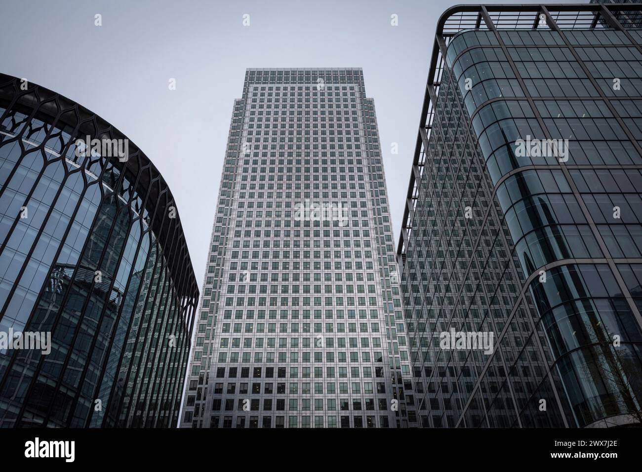Londra, Regno Unito. 28 marzo 2024. C) One Canada Square è il grattacielo più alto di Canary Wharf, un importante centro finanziario della capitale. L'Ufficio per le statistiche nazionali (ONS) ha riferito che il prodotto interno lordo è diminuito del 0,1% nel terzo trimestre e del 0,3% nel quarto periodo di recessione. La Gran Bretagna rimane uno dei paesi più lenti a riprendersi dagli effetti della pandemia di COVID-19. Crediti: Stephen Chung / Alamy Live News Foto Stock