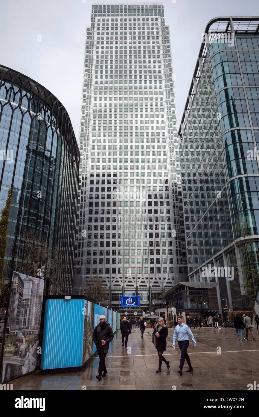 Londra, Regno Unito. 28 marzo 2024. C) One Canada Square è il grattacielo più alto di Canary Wharf, un importante centro finanziario della capitale. L'Ufficio per le statistiche nazionali (ONS) ha riferito che il prodotto interno lordo è diminuito del 0,1% nel terzo trimestre e del 0,3% nel quarto periodo di recessione. La Gran Bretagna rimane uno dei paesi più lenti a riprendersi dagli effetti della pandemia di COVID-19. Crediti: Stephen Chung / Alamy Live News Foto Stock