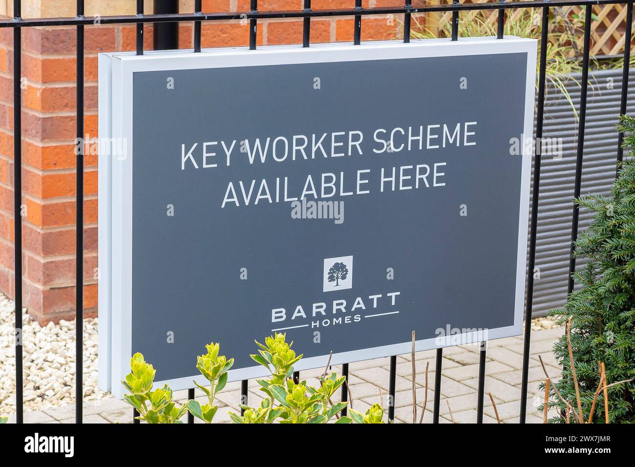 Primo piano di un cartello Barratt Homes che pubblicizza il programma Key Worker disponibile per gli acquirenti di immobili su un nuovo edificio di sviluppo immobiliare, Regno Unito. Foto Stock