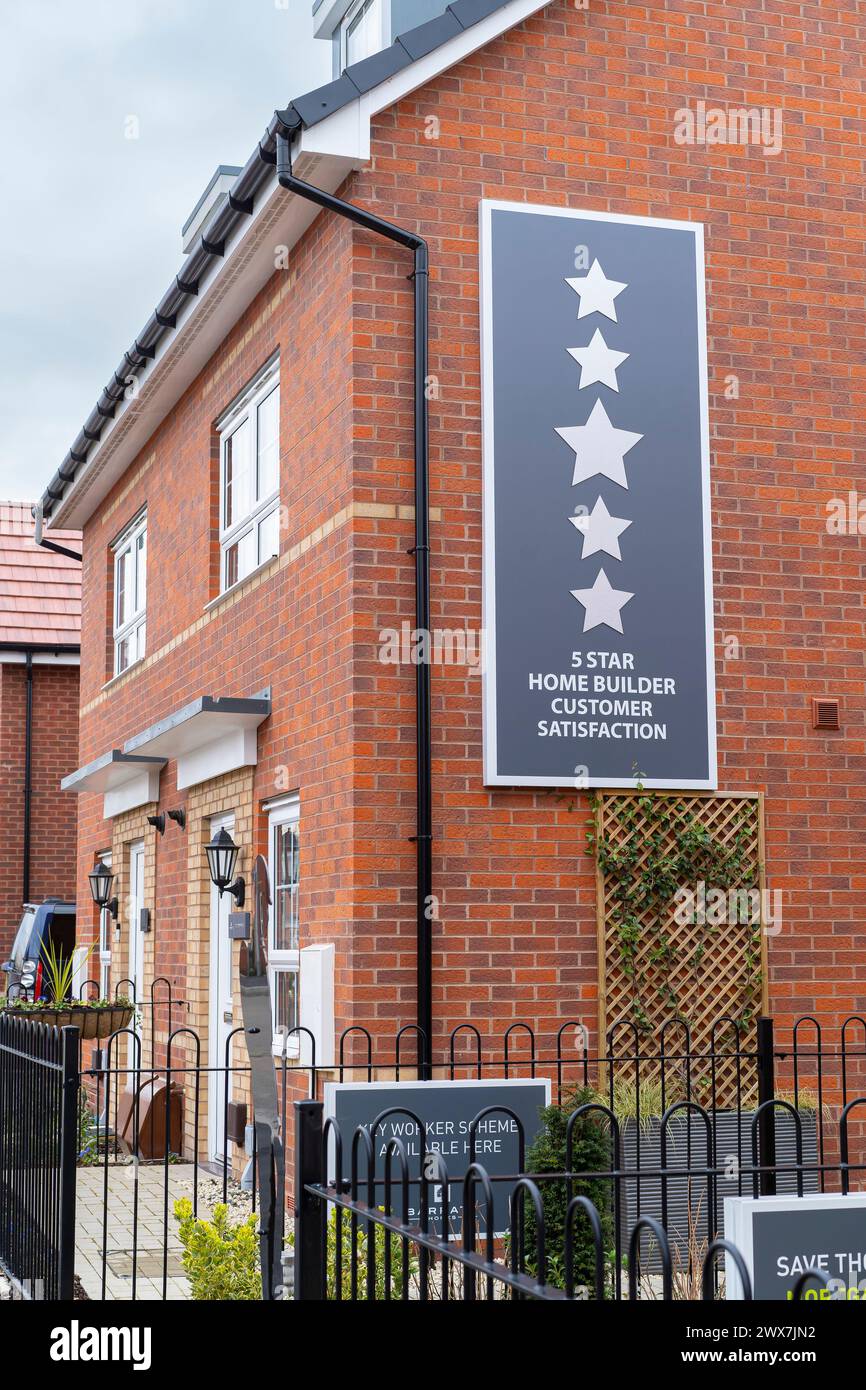 Insegna Home Builder a 5 stelle sul lato di una nuova costruzione costruita da Barratt Homes, Regno Unito. Foto Stock