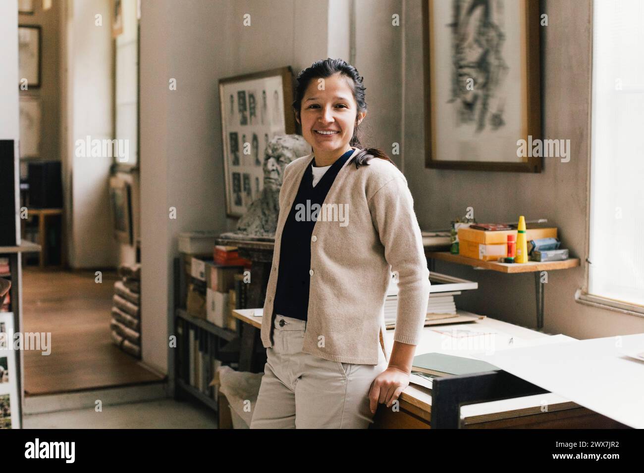 Ritratto di una donna d'affari sorridente sul posto di lavoro Foto Stock
