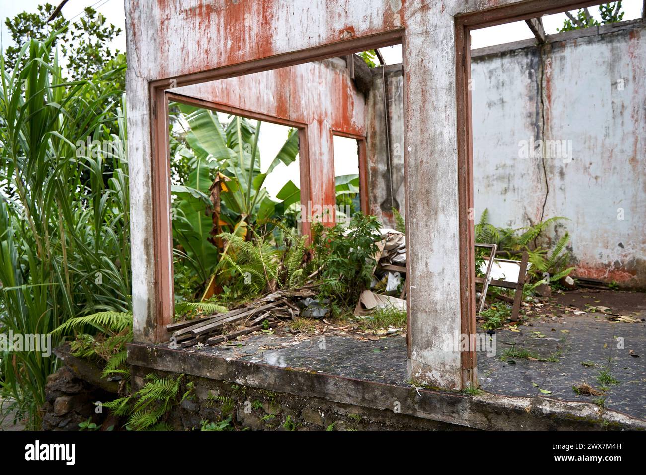 Muri di una vecchia casa abbandonata in rovina senza tetto dopo una catastrofe Foto Stock