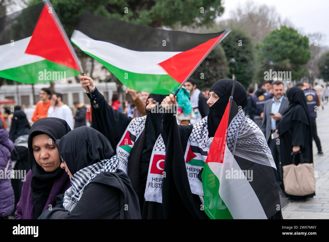 Fatih, Istanbul, Turchia. 28 marzo 2024. I manifestanti ondeggiano bandiere palestinesi durante una marcia pro-Palestina dalla Fontana tedesca in Piazza Sultanahmet a Piazza Eminonu, a Istanbul on March 28, 2024. (Credit Image: © Tolga Uluturk/ZUMA Press Wire) SOLO PER USO EDITORIALE! Non per USO commerciale! Foto Stock