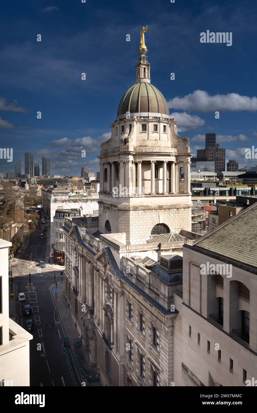 Rolls Building, Londra, che presenta la sua impressionante cupola e l'architettura classica contro un vibrante cielo blu Foto Stock