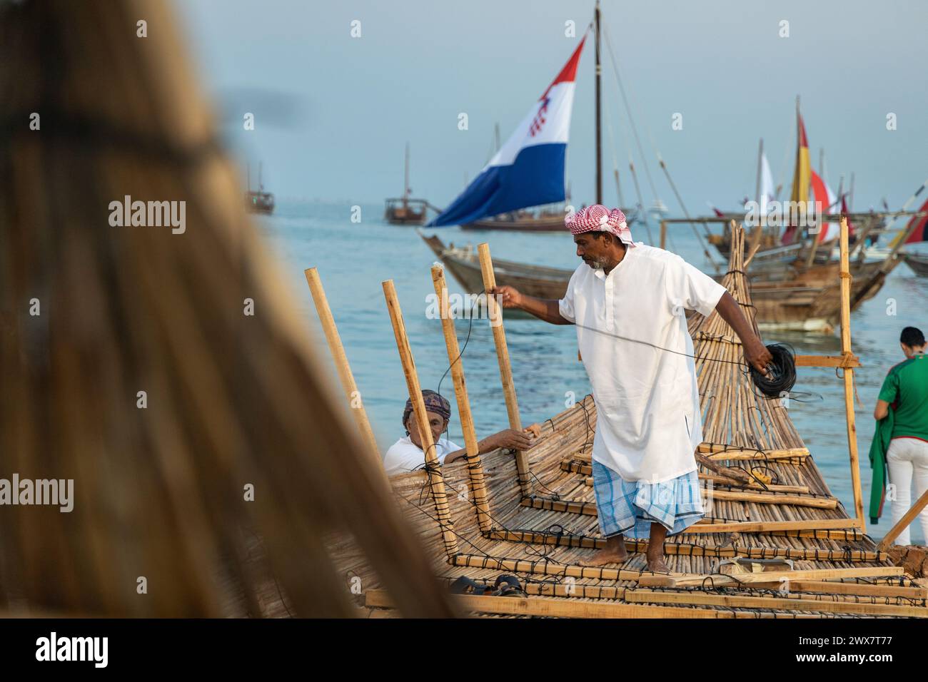 Costruttore di barche in legno di dhow. costruzione di una barca in sambuco. Foto Stock