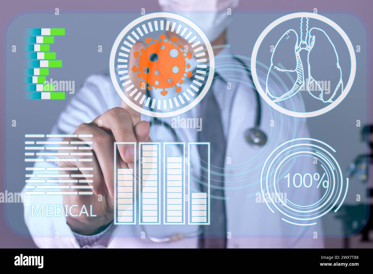 concetto: allarme di prevenzione . Salute e medicina, Dottore con boccaglio interagisce con uno schermo virtuale e analizza i polmoni umani per possibili infetti Foto Stock