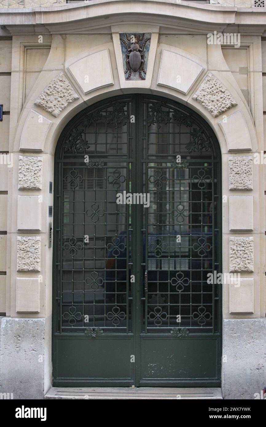 Edificio 21 rue Pierre Leroux, Parigi, 7° arrondissement costruito nel: 1908 architetto e proprietario: Paul Lahire ceramista: Alexandre Bigot dettaglio della porta d'ingresso decorato con un insetto in stile Art Nouveau Foto Stock