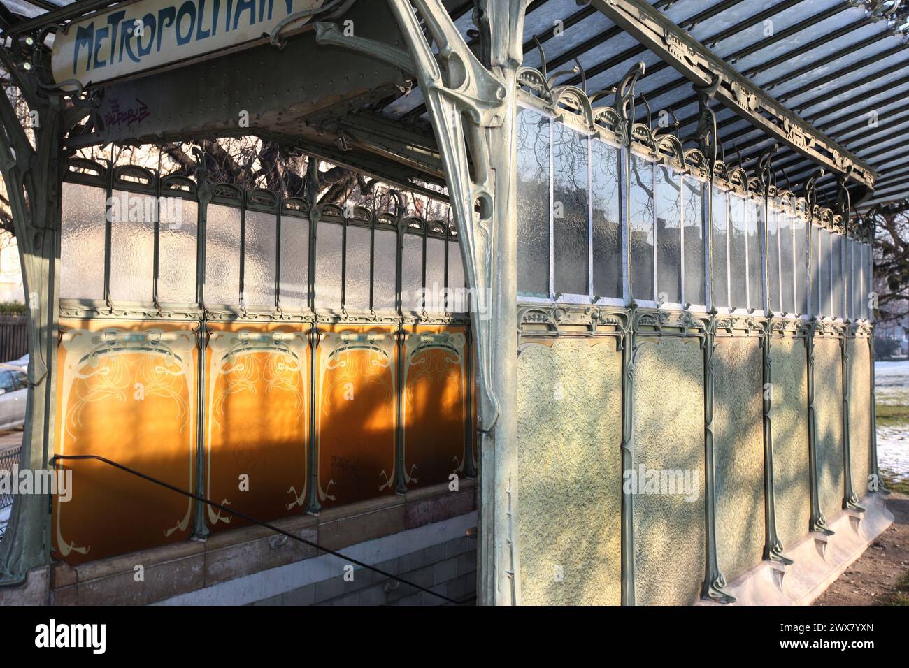 Stazione della metropolitana porte Dauphine, 16° arrondissement di Parigi costruito nel: 1900 architetto: Hector Guimard ghisa prodotta dalla fonderia le Val d'Osne base in lastre di lava smaltate Foto Stock