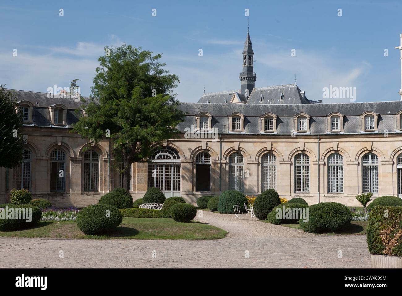 Francia, saint denis, Maisons d'istruzione de la legione d'onore, facciata sul cortile, vista sulla basilica e il municipio, Foto Stock