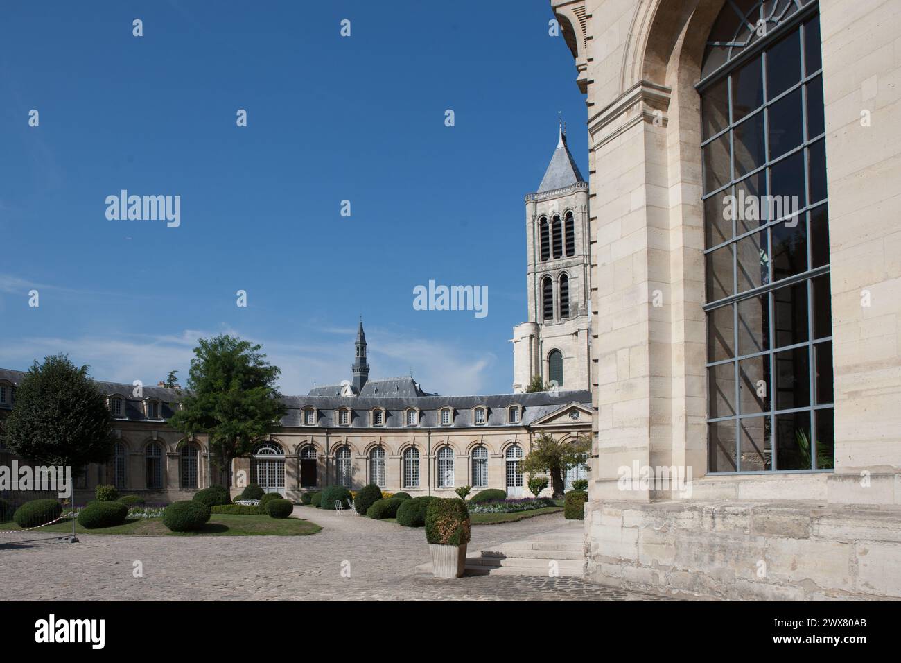 Francia, saint denis, Maisons d'istruzione de la legione d'onore, facciata sul cortile, vista sulla basilica e il municipio, Foto Stock