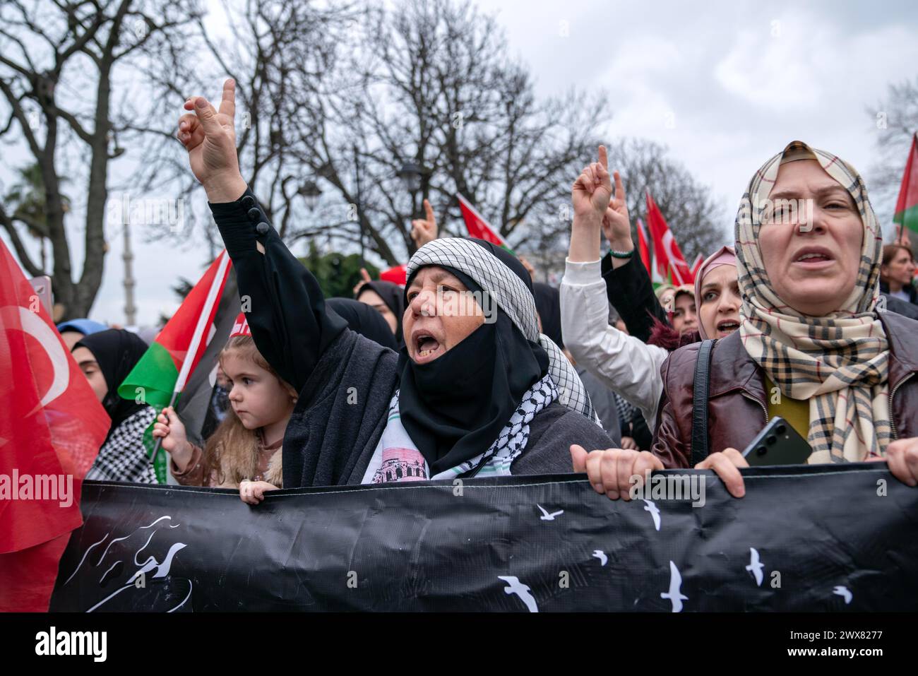 Fatih, Istanbul, Turchia. 28 marzo 2024. I manifestanti gridano slogan durante una marcia pro-Palestina dalla Fontana tedesca in Piazza Sultanahmet a Piazza Eminonu, a Istanbul on March 28, 2024. (Credit Image: © Tolga Uluturk/ZUMA Press Wire) SOLO PER USO EDITORIALE! Non per USO commerciale! Foto Stock