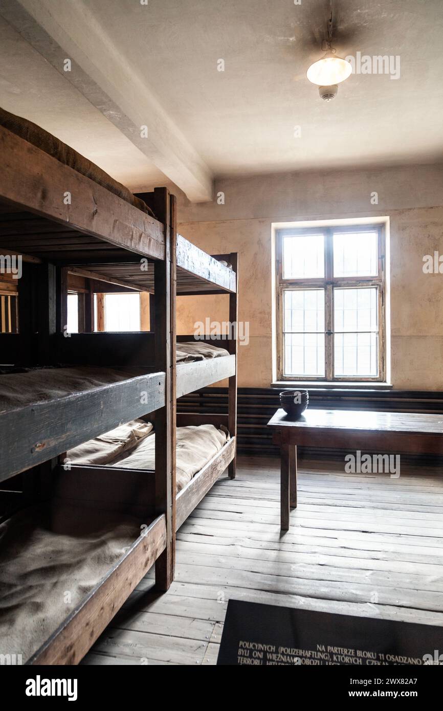 Interno di alloggi per prigionieri in una caserma del campo di concentramento di Auschwitz i, Polonia Foto Stock