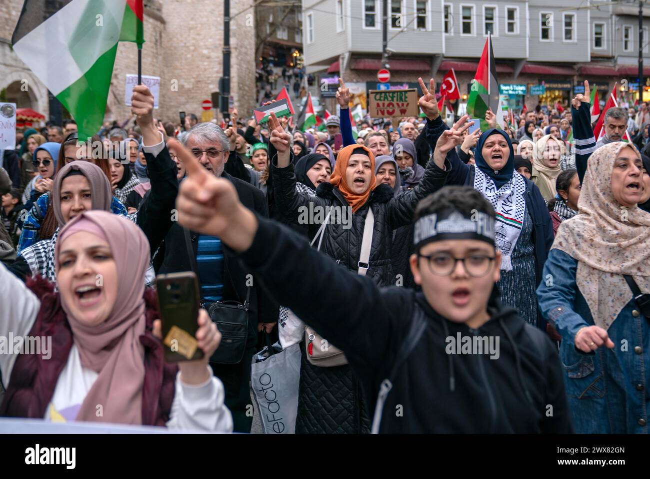 Fatih, Istanbul, Turchia. 28 marzo 2024. I manifestanti gridano slogan durante una marcia pro-Palestina dalla Fontana tedesca in Piazza Sultanahmet a Piazza Eminonu, a Istanbul on March 28, 2024. (Credit Image: © Tolga Uluturk/ZUMA Press Wire) SOLO PER USO EDITORIALE! Non per USO commerciale! Foto Stock