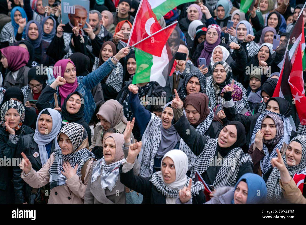 Fatih, Istanbul, Turchia. 28 marzo 2024. I manifestanti gridano slogan durante una marcia pro-Palestina dalla Fontana tedesca in Piazza Sultanahmet a Piazza Eminonu, a Istanbul on March 28, 2024. (Credit Image: © Tolga Uluturk/ZUMA Press Wire) SOLO PER USO EDITORIALE! Non per USO commerciale! Foto Stock
