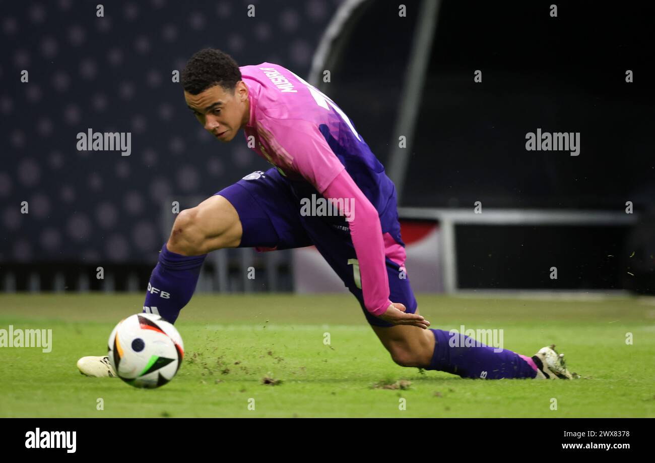 Rutschte immer wieder auf dem Rasen aus Jamal Musiala of Germany FRANKFURT AM MAIN, GERMANIA - MARZO 26: Amichevole internazionale tra Germania e Paesi Bassi al Deutsche Bank Park il 26 marzo 2024 a Francoforte sul meno, Germania Fussball LŠnderspiel Deutschland - Niederlande © diebilderwelt / Alamy Stock Foto Stock