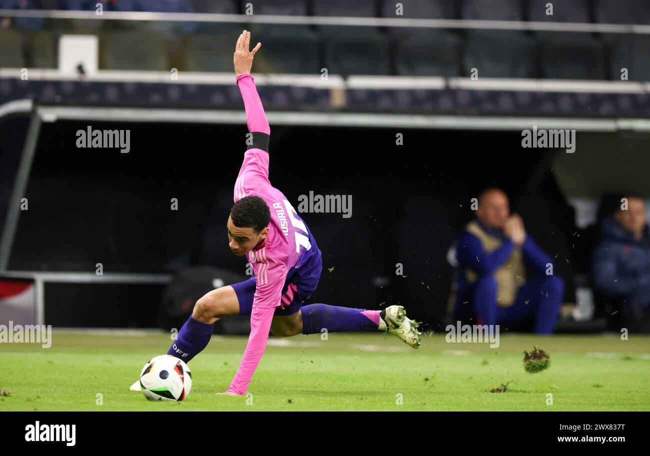 Rutschte immer wieder auf dem Rasen aus Jamal Musiala of Germany FRANKFURT AM MAIN, GERMANIA - MARZO 26: Amichevole internazionale tra Germania e Paesi Bassi al Deutsche Bank Park il 26 marzo 2024 a Francoforte sul meno, Germania Fussball LŠnderspiel Deutschland - Niederlande © diebilderwelt / Alamy Stock Foto Stock