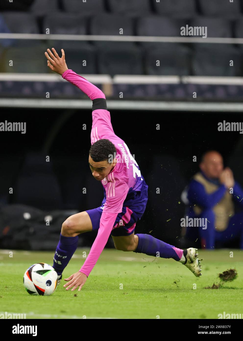 Rutschte immer wieder auf dem Rasen aus Jamal Musiala of Germany FRANKFURT AM MAIN, GERMANIA - MARZO 26: Amichevole internazionale tra Germania e Paesi Bassi al Deutsche Bank Park il 26 marzo 2024 a Francoforte sul meno, Germania Fussball LŠnderspiel Deutschland - Niederlande © diebilderwelt / Alamy Stock Foto Stock